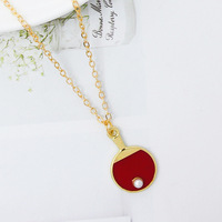Collier tendance en alliage en forme de raquette de tennis de table, rouge, noir, plaqué or, avec pendentif en perle pour femmes