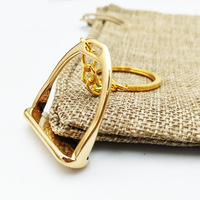 Porte-clés étrier en métal pour les amoureux des chevaux Cadeau porte-bonheur Ornements de chevaux Pendentifs Tentures Design élégant Mini étrier de cheval Porte-clés