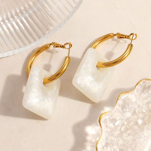 Pendientes de Aro Geométricos de Resina con Etiqueta Cuadrada Hueca, Chapados en Oro de 18k, Acero Inoxidable, para Uso Diario - Product Image 4