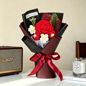 Bouquet de roses au crochet fait main avec du fil, décoration créative pour un cadeau de la Saint-Valentin, fleur artificielle haut de gamme - Product Image 1