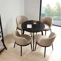 Ensemble table et chaises de salle à manger de style moderne Une table en métal avec panneau rembourré Quatre chaises en bois pour la maison ou l'hôtel