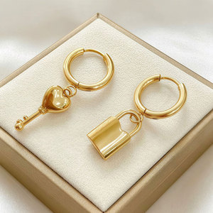 Pendientes de Moda Coreanos al por Mayor de Acero Inoxidable 316L con Baño de Oro PVD de 14k y 18k, Diseño Asimétrico con Zirconia y Cierre de Llave para Mujer - Product Image 4