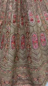 Filet de mariée métallique brodé Designer saison de mariage Lehenga Choli pour vêtements de mariée disponibles en différentes tailles d'Inde - Product Image 3