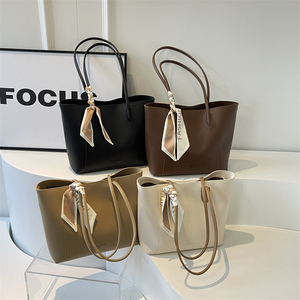 Factory Wholesale 2024 Light Lady <b>Large</b> Capacity Tote Bags with Zipper Closure and Polyester Lining for Women - Product Image 1