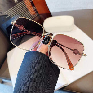 เฉียนไนแว่นกันแดดทรงสี่เหลี่ยม ยูวี 400 พีซีเลนส์ ประเภท 3 ที่บังแดด สีแชมเปญโกลด์ ดีไซน์แฟชั่น - Product Image 2