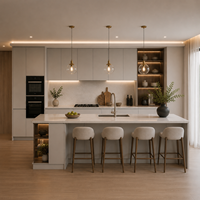 Meubles de cuisine laqués avec façades grises mates, niches en bois fumé et îlot central avec sièges
