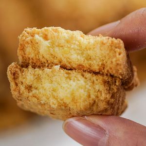Biscotti al Cocco Freschi all'Ingrosso, Croccanti e Secchi, al Gusto di Cocco, 30 Confezioni da 100g/scatola, Biscotti Esotici <span class=keywords><strong>per</strong></span> <span class=keywords><strong>Adulti</strong></span> - Product Image 1