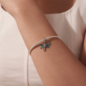 Amuleto de libélula plateado con alas de esmalte azul y circonita, colgante clásico de insecto para regalo unisex. - Product Image 4