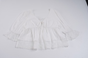 Haut peplum bohème blanc avec insert en dentelle, chemisier à col en V et manches bouffantes à nouer devant, chemise décontractée d'été pour la plage pour femme - Product Image 2