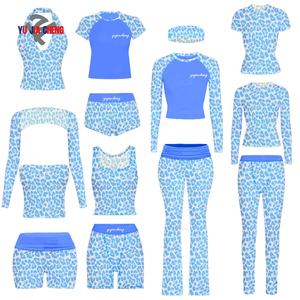 Completo Due Pezzi con Stampa Ghepardo e Blocchi di Colore, T-Shirt con Maniche Raglan e Pantaloncini Rosa Leopardati Personalizzati per Donna, Abbigliamento Casual - Product Image 3