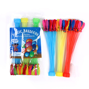 Bambini che si divertono nel festival di Songkran riempiendo rapidamente bombe d'<span class=keywords><strong>acqua</strong></span> - Product Image 6