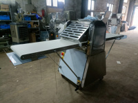 Machine à étaler la pâte pour boulangerie commerciale, pour le pain à l'ail, les baguettes, le pain au fromage, la formation de sandwichs et l'aplatissement des pâtes.