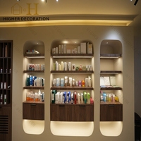 Comptoir de présentation de cosmétiques de style rétro en bois chaud, présentoir à cosmétiques à plusieurs niveaux, comptoir de présentation de cosmétiques à étagères escalonpées