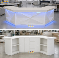 Comptoir de bar de luxe en Corian blanc avec éclairage bleu pour divertissement à domicile, bars commerciaux, boîtes de nuit, clubs privés, événements et discothèques