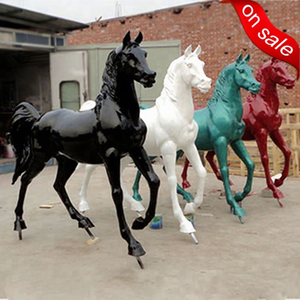 Statua di Animale in Resina per Esterni, Cavallo in Piedi a Grandezza Naturale in Fibra di Vetro in Vendita - Product Image 1