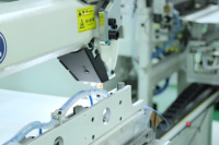 Machine à coudre entièrement automatique pour les coussinets abdominaux, pour une production médicale stérile sans poussière en non-tissé
