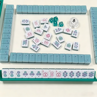 Tuiles de Mahjong américaines personnalisées en acrylique, modernes et luxueuses, à trois couches, avec motifs floraux et papillons naturels, et dos bleu transparent