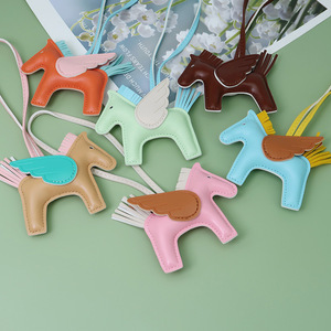 พวงกุญแจหนังรูปม้าบินน้อยน่ารัก สไตล์อินฟลูเอนเซอร์ พร้อมพู่ห้อยตกแต่งกระเป๋า  แบบมีห่วงคล้อง - Product Image 3