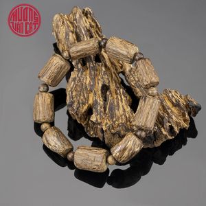 Pulsera de Oud Malayo Natural con Cuentas Orgánicas, Tono de Madera Rico y Profundidad Sutil, Joyería Elegante - Product Image 3