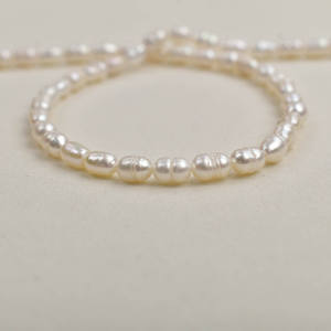 ไข่มุกน้ำจืดสีขาวธรรมชาติ ขนาด 4-5 มม. ร้อยเป็นเส้น รูปทรงเม็ดข้าว สำหรับงาน DIY เครื่องประดับ พร้อมอุปกรณ์เสริม - Product Image 2