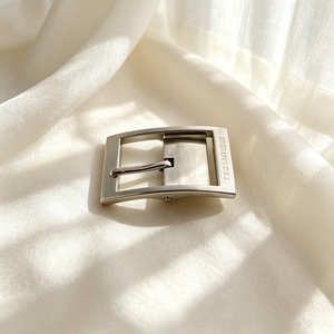 Hebilla de Cinturón con Anillo en D y Logotipo Personalizado, Hebilla de Aleación Grabada para Cinturones de Cuero de Marca para Mujer - Product Image 1