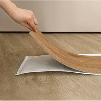 Selbstklebender LVT-Bodenbelag Luxus-Vinylfliesen Wasserfest Holzoptik Modernes Design für Wohnbereich