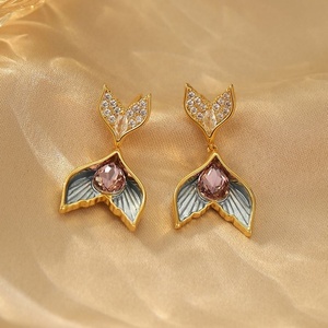 ต่างหูแฟชั่นใหม่สำหรับผู้หญิง ดีไซน์เฉพาะตัว ประดับเพชรซิรคอน รูปหางปลา หรูหราเบาๆ และใช้งานได้หลากหลาย เพื่อสไตล์ที่เป็นเอกลักษณ์ - Product Image 3