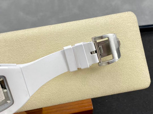 Emergiendo de Forma Inesperada como Estrella del Mundo Online, un Modelo de Celebridad con un Reloj Mecánico de Movimiento Especialmente Personalizado - Product Image 5