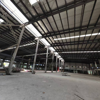 Bâtiment d'atelier préfabriqué en structure métallique, hangar industriel à double pente avec portique pour la production en usine de machines