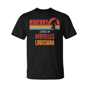 T-shirt Bigfoot Lives In Avoyelles Louisiana dal design retrò, vestibilità unisex - Product Image 2