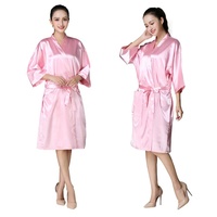 Robe de salon rose personnalisée avec logo, cape en soie, blouse de coiffeur, kimono pour la coiffure, la beauté, le SPA, l'hôtel