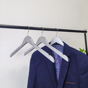 Nuovi Appendiabiti in Legno Argentato con Logo Personalizzato per Calcio, per Negozi di Abbigliamento - Product Image 4