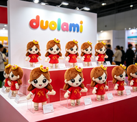 Boneka Plush Desain Khusus Gadis Imut dengan Gaun Merah dan Bunga Kuning untuk Hadiah Anak-Anak Boneka Plush Kustom