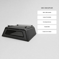 Capot de camionnette noir mat à profil bas avec fenêtres latérales inclinées et kit de rails de toit argentés