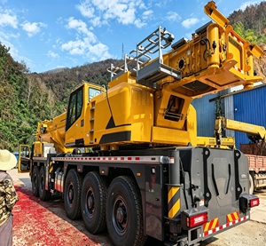 Grue sur camion de marque chinoise 90m, hauteur de levage 200 tonnes, équipée d'un moteur, d'une boîte de vitesses et d'un moteur électrique, moment de charge élevé XCA200G8-1 - Product Image 3