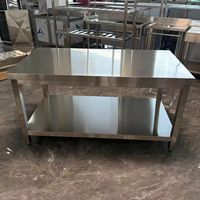 Table de préparation alimentaire en acier inoxydable à pieds carrés de 50 pouces, idéale pour une utilisation commerciale dans les établissements de restauration.