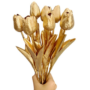 Questi Eleganti Tulipani Artificiali Dorati Sono Perfetti per l'Arredamento Domestico e Ideali per Composizioni da Tavola - Product Image 1