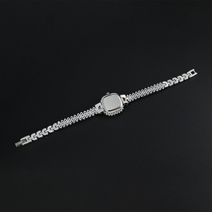 Montre sur mesure élégante et délicate avec sertissage à griffes, cadran en nacre et bracelet en laiton réglable pour femme - Product Image 2