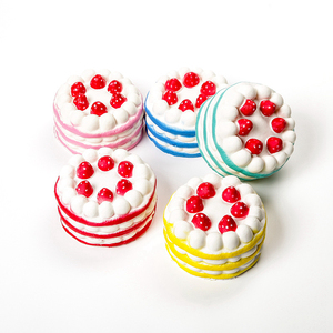 Nouveauté : Jouet à presser en forme de gâteau, design gâteau aux fraises, en PU, anti-stress, jouet compressible en forme de nourriture - Product Image 1