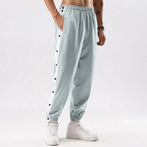 <span class=keywords><strong>Pantaloni</strong></span> stile Street <span class=keywords><strong>pantaloni</strong></span> da basket a gamba dritta da uomo a righe con <span class=keywords><strong>bottoni</strong></span> <span class=keywords><strong>laterali</strong></span> Casual <span class=keywords><strong>pantaloni</strong></span> da allenamento larghi da uomo - Product Image 1