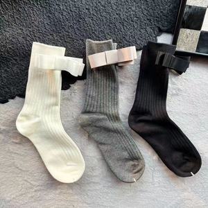Chaussettes à poils mi-mollet de style japonais pour femmes, rayures verticales grises, chaussettes à mollet fines avec nœud polyvalent avec logo ODM sur la <span class=keywords><strong>manchette</strong></span> - Product Image 2