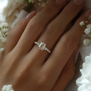 Anello con Diamante Taglio Smeraldo T0960, Colore D Naturale, Oro Giallo, Anello di Fidanzamento da Donna con Diamanti Laterali - Product Image 6