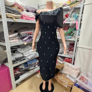 काले फैशन शैली के अलंकृत स्ट्रैपलेस फिट स्लिम-कट डायमंड-स्टड लंबी लाइन पोशाक - Product Image 4