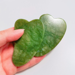 Popular vender Nanfang Jade guasha herramienta de forma de corazón, buena para <span class=keywords><strong>la</strong></span> salud verde guastone - Product Image 1