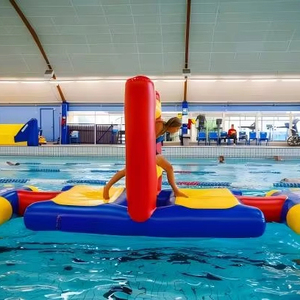 AquaWall, Juego Inflable de Obstáculos para Parques Acuáticos, Fiestas en la Piscina y Actividades Acuáticas para Niños - Product Image 1
