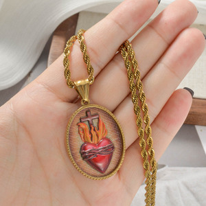 Collar con colgante de acero inoxidable chapado en oro con diseño de cruz de espinas, Sagrado Corazón y ovalado impreso, estilo cuerda trenzada a granel. - Product Image 1