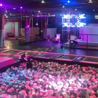 Parc de trampolines intérieur fluorescent magnifique pour adultes et enfants, modèle 2021 Nebula, fabriqué en Chine pour les enfants