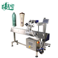 Machine de marquage laser UV à positionnement automatique sur convoyeur à rouleaux pour tubes cosmétiques ronds, avec marquage de la date de production et impression de logo laser