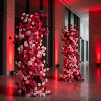 Ensemble de piliers floraux cascadeurs rouges et roses, romantiques, réalistes et faits main, avec arrangement de roses en soie luxuriantes, pour toile de fond d'événements de la Saint-Valentin et propositions de mariage