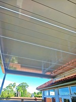 Pergola en aluminium de luxe avec éclairage LED, panneaux solaires, volets roulants motorisés, lames orientables, revêtement fluorocarboné imperméable